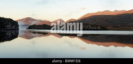 Berg-Reflexionen im Upper Lake, Killarney Nationalpark, County Kerry, Munster, Irland. Stockfoto