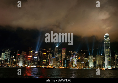 Hongkong, China, Wolkenkratzer und Skyline bei Nacht Stockfoto