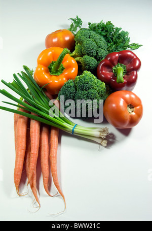 Frisches Gemüse auf weißem Hintergrund Stockfoto