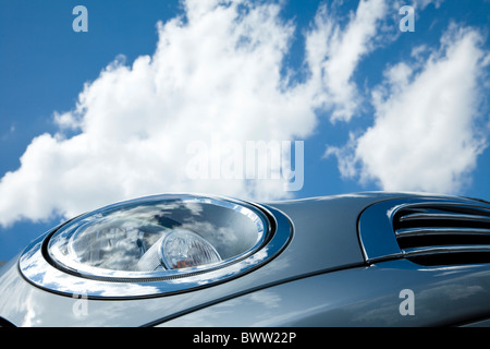 Close-up Front eines Mini-Autos gegen blauen Himmel, BMW Mini Cooper Stockfoto
