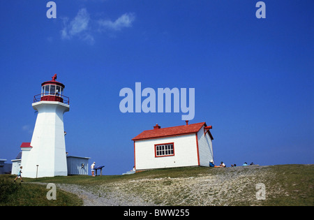 Touristen besuchen den Leuchtturm am Forillon Nationalpark Gaspé-Halbinsel, Kanada. Stockfoto