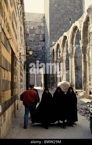 Frauen in schwarzen Kleid außerhalb der Umayyaden-Moschee, Damaskus, Syrien. Stockfoto