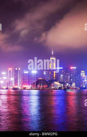 Die erstaunliche Hong Kong Skyline gesehen vom Hafen von Victoria Harbour. Die Lichter im Wasser reflektiert Stockfoto