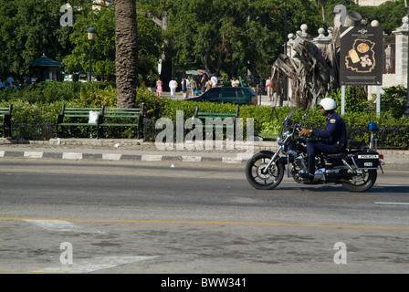 Polizist auf einem rasenden Motorrad in den Straßen von Havanna, Kuba. Stockfoto