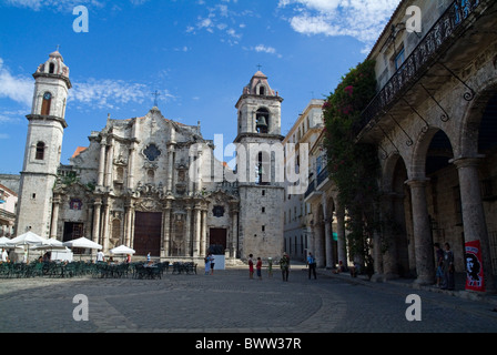 Gepflasterten Innenhof umgeben von Kathedrale de San Cristobal und Palacio de Los Marqueses de Arcos, Havanna, Kuba. Stockfoto