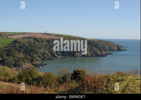 Blick von der Mündung des River Dart auf der Suche von Bowmans Hügel in Richtung der Daymarker mit einem klaren blauen Himmel in der Herbstsonne Stockfoto