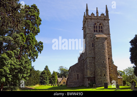 Allerheiligenkirche, Hough auf dem Hügel, Lincolnshire, Anglo-Saxon Westturm mit halbrunden Treppe Projektion zeigt Stockfoto