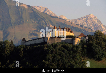Schweiz Europa Kanton Fribourg Gruyères Schloss Berge Bergnatur Landschaftskulisse mittelalterlichen Stockfoto