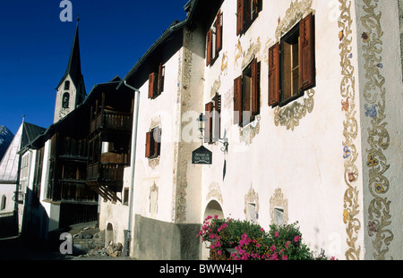 Schweiz Europa Guarda Dorfhäuser Kanton Graubünden Graubünden Graubünden Engadin Engadiner Tal Kirche h Stockfoto