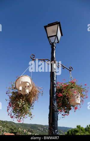 Schrulligen Blumenampeln hängen an einem Laternenpfahl in Montauroux, Var, Provence-Alpes-Côte d ' Azur, Frankreich. Stockfoto