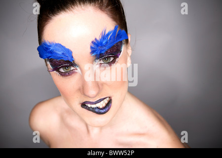 Porträt, extreme und aggressiv, mit Winkeln. Extreme Make-up und Mimik. Frisch, modern, aktuelle, moderne. Stockfoto