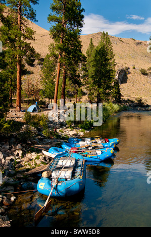 USA, Idaho, Rafting, Middle Fork des Salmon River. Flöße in Marmor Creek Stromschnellen Campingplatz festgemacht. Frank Church Wildnis Stockfoto