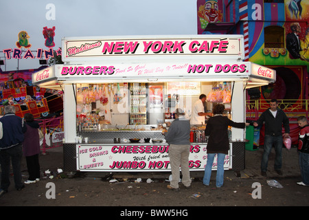 Ein Burger-Stand auf dem Jahrmarkt in Großbritannien Stockfoto