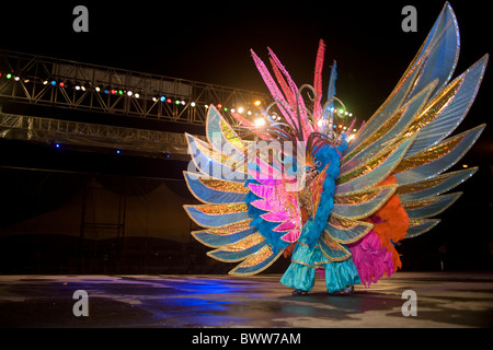 Junior Queen Finale Megan Nunes spielen "Wings of Freedom - Flug aus der verbotenen Stadt" von der Band "Verbotene Stadt" Stockfoto