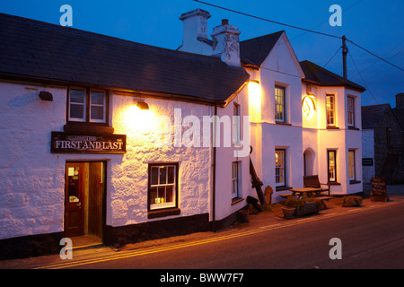 Der erste und letzte Kneipe in der Abenddämmerung, Sennen, in der Nähe von Endland, Cornwall, England, Vereinigtes Königreich Stockfoto