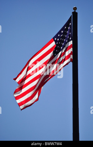 Amerikanische Flagge weht gegen blauen Himmel Stockfoto