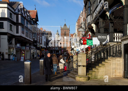Chester gemauerte Kathedrale Stadtzentrum; die Reihen Fußgängerzone Straßen, Unternehmen, Geschäfte, Käufer, Galerien und Gebäude in Eastgate, Großbritannien Stockfoto