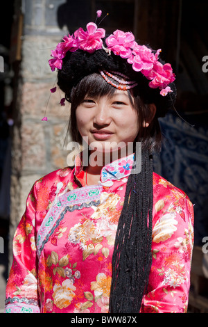 Mosuo Mädchen trägt eine bunteste Kostüm, Lijiang, Provinz Yunnan, China Stockfoto