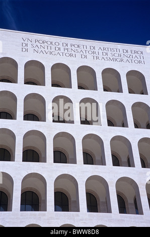 Italien Europa Lazio Palazzo della Civilta del Lavoro EUR Rom E42 gewölbte Fenster Architektur Benito Mussolini Stockfoto