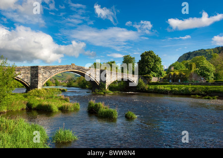 Die Pont Fawr Brücke über den Fluss Conwy in Romanum. TU Hwnt i'r Bont Gerichtsgebäude, jetzt Teestuben, sichtbar Stockfoto