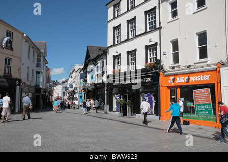 Blick auf St. George Street, einer verkehrsberuhigten Zentrum von John Roberts Square, Waterford City, Co Waterford, Irland (Eire) Stockfoto