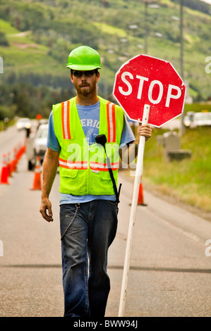 Arbeiter halten Stoppschild Stockfoto