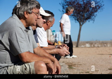 Zuschauer sitzen und beobachten eine Partie Boule in Mons, Var, Provence-Alpes-Côte d ' Azur, Frankreich. Stockfoto