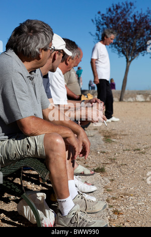 Zuschauer sitzen und beobachten eine Partie Boule in Mons, Var, Provence-Alpes-Côte d ' Azur, Frankreich. Stockfoto