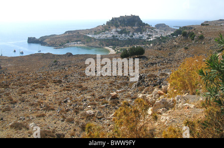 Blick über das Dorf Lindos mit der Acroplis oben, Rhodos, Griechenland. Stockfoto