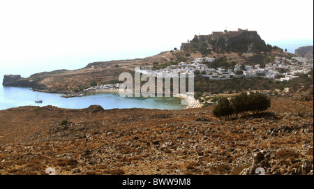 Blick über das Dorf Lindos mit der Acroplis oben, Rhodos, Griechenland. Stockfoto