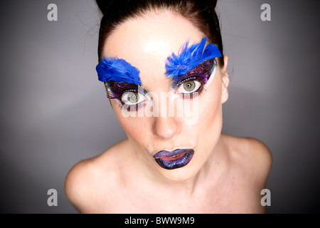 Porträt, extreme und aggressiv, mit Winkeln. Extreme Make-up und Mimik. Frisch, modern, aktuelle, moderne. Stockfoto