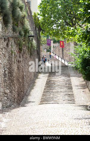 Kopfsteinpflaster und Schritte Straße in der Altstadt von Spoleto in Umbrien Stockfoto