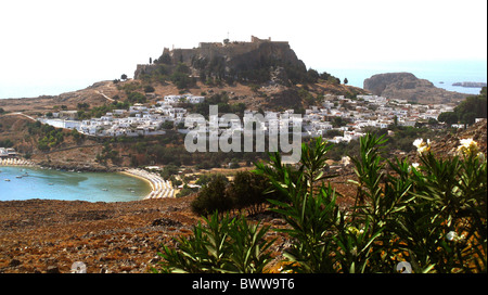 Blick über das Dorf Lindos mit der Acroplis oben, Rhodos, Griechenland. Stockfoto