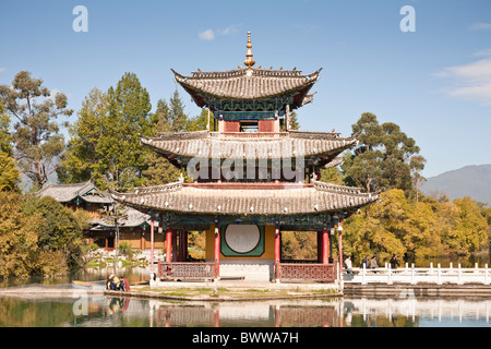 Deyue-Pavillon, Black Dragon Pool, Lijiang, Yunnan Province, China Stockfoto