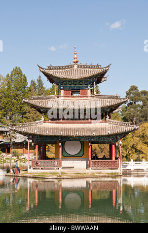 Deyue-Pavillon, Black Dragon Pool, Lijiang, Yunnan Province, China Stockfoto