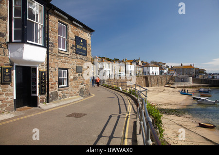 The Ship Inn, Mousehole Harbour, in der Nähe von Penzance, Cornwall, England, Vereinigtes Königreich Stockfoto