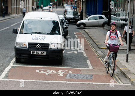Weibliche Radfahrer im Begrenzungsrahmen des Radfahrers an der Ampel, London, UK Stockfoto