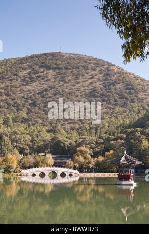 Pagode und Suocui Brücke, reflektiert in der Black Dragon Pool, Lijiang, Yunnan Provinz, China Stockfoto