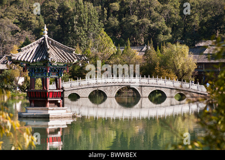 Pagode und Suocui Brücke, reflektiert in der Black Dragon Pool, Lijiang, Yunnan Provinz, China Stockfoto