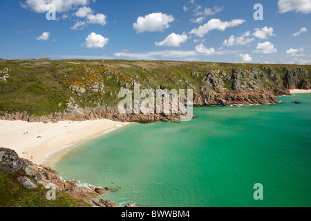 Menschen auf Porthcurno Strand, Porthcurno Bay Porthcurno, in der Nähe von Lands End, Cornwall, England, Vereinigtes Königreich Stockfoto