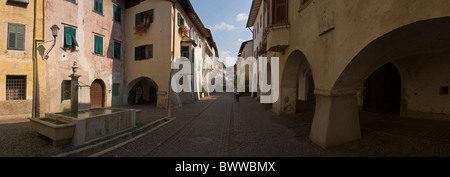 Italien Europa Neumarkt Stadt Neumarkt Südtirol Tirol Alto Adige Südstraße Arkaden Housefronts Sommer alt sein, um Stockfoto