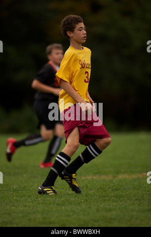 Jungen spielen Fußball (Fußball) - New York - USA - 13 Jahre alt Stockfoto