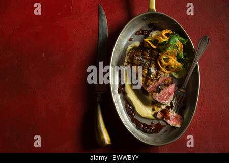 Ribeye Rind, pochiert in Fat Duck und frisch vom Grill mit Mesquite-Holz-Chips, serviert mit Kartoffelpüree, Sommergemüse und Nicois Stockfoto