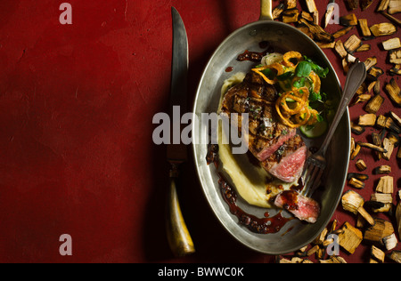 Ribeye Rind, pochiert in Fat Duck und frisch vom Grill mit Mesquite-Holz-Chips, serviert mit Kartoffelpüree, Sommergemüse und Nicois Stockfoto