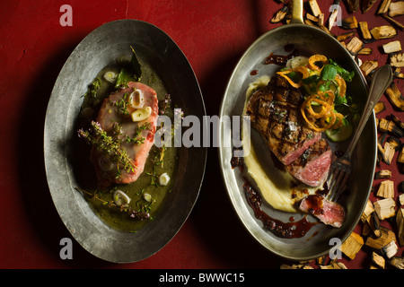 Ribeye Rind, pochiert in Fat Duck und frisch vom Grill mit Mesquite-Holz-Chips, serviert mit Kartoffelpüree, Sommergemüse und Nicois Stockfoto