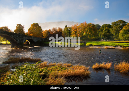 Fischer in The River Conwy in der Nähe von Pont Fawr, Romanum, Nordwales. TU Hwnt i'r Bont das 15. Jahrhundert Gerichtsgebäude sichtbar. Stockfoto