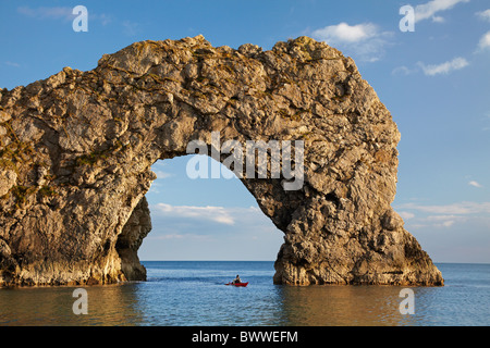 Durdle Door Arch und Kajakfahrer Meer, Jurassic Coast World Heritage Site, Dorset, England, Vereinigtes Königreich Stockfoto