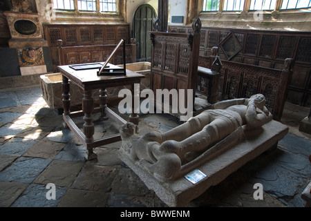 Innenraum der Kapelle der Pfarrkirche Kirche von Saint Grwst, Romanum. Stein-Sarg von Llywelyn das große sichtbar im Hintergrund Stockfoto