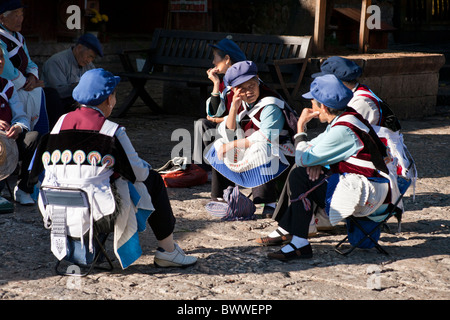 Naxi Frauen tragen Tracht, Lijiang, Provinz Yunnan, China Stockfoto