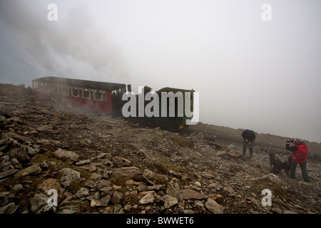 Zug auf die Snowdon Mountain Railway nahe dem Gipfel des Snowdon. Ansicht von niedrigen Wolken, aber paar fotografieren verdeckt. Stockfoto